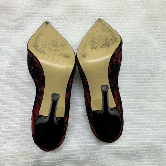 Guess red satin w/black lace size 8 but fits more to a 7.5 - Picture 3 of 10